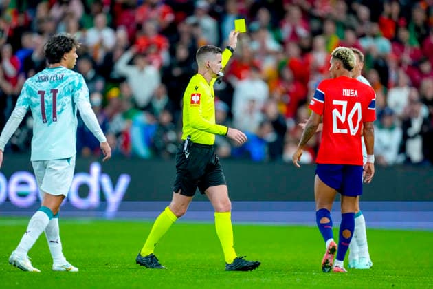 Soccer, Nations League Norway vs. Portugal, Nations League Oslo 20260927 Head referee Francois Letexier shows a yellow card to Norway’s Julian Ryerson during the international soccer match between Norway and Portugal in the Nations League. Photo: Cornelius Poppe, NTB, Oslo, Norway. EDITORIAL USE ONLY. RESTRICTED USE FOR BETTING COMPANIES  Copyright: xCorneliusxPoppex xNTBx