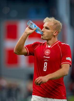 RECORD DATE NOT STATED Football - UEFA Nations League - Group A4 - Denmark v Wales COPENHAGEN, DENMARK - Sunday, September 27, 2026: Denmark s Gustav Isaksen drinks water from a single use plastic bottle during the UEFA Nations League Group A4 Matchday 2 match between Denmark and Wales at the Parken Stadium. Denmark won 2-0. (Photo by Amanda McMaster Propaganda) COPENHAGEN Parken Stadium COPENHAGEN DENMARK  Copyright: xAmandaxMcMasterx 2026-09-27-Denmark_v_Wales-052