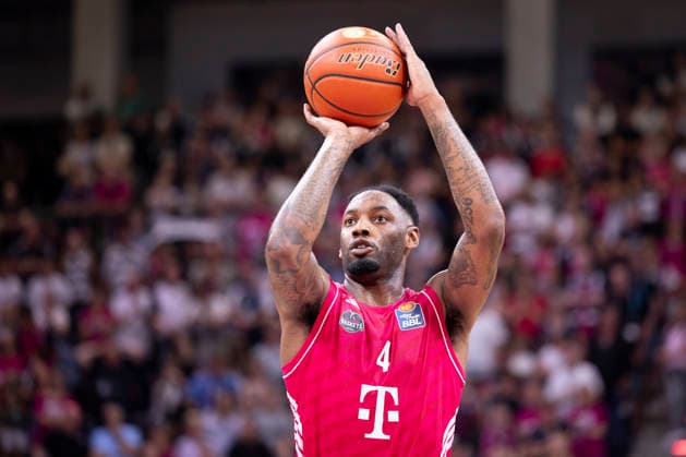 Jeff GARRETT JR BON 4, with the ball, taking a free throw, focused, single frame, individual play; final score 77–72, Basketball 1st Bundesliga: Telekom Baskets Bonn vs. Syntainics MBC from Weissenfeld (Weißenfels), BON vs. MBC, regular season, Matchday 3, at the T E L E K O M D O M E, on September 27, 2026, Â