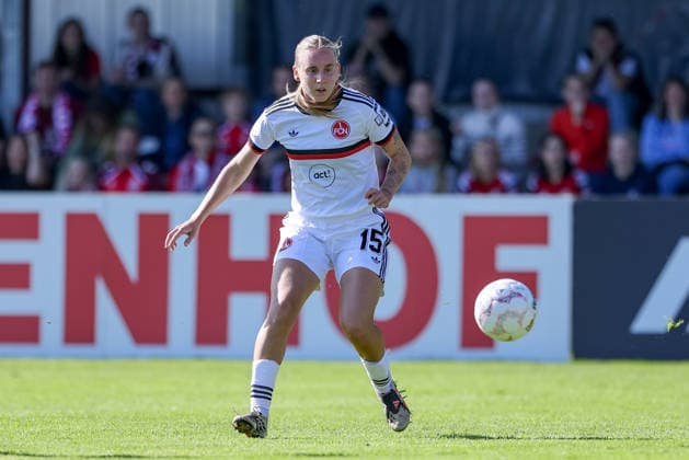 Emöke Papai, 1 FC Nürnberg, No. 15 with the ball, close-up, single frame, full-body shot, action, game scene, DFB REGULATIONS PROHIBIT ANY USE OF PHOTOGRAPHS AS SEQUENCE IMAGES AND OR VIDEO-LIKE PHOTO SERIES DFB REGULATIONS PROHIBIT ANY USE OF PHOTOGRAPHS AS IMAGE SEQUENCES AND OR QUASI-VIDEO, September 27, 2026, Bremen, Germany, Soccer, DFB Women’s Cup, ATS Color Goal 1 FC Nuremberg xobx