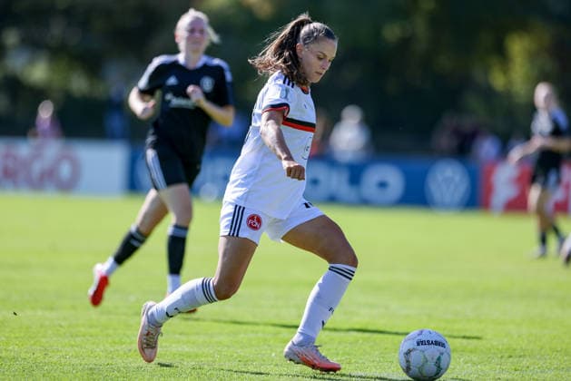 Sanja Homann, 1 FC Nuremberg, 19 with the ball, single frame, full-body, action, game scene, DFB REGULATIONS PROHIBIT ANY USE OF PHOTOGRAPHS AS SEQUENCE IMAGES AND OR VIDEO-LIKE PHOTO SERIES DFB REGULATIONS PROHIBIT ANY USE OF PHOTOGRAPHS AS IMAGE SEQUENCES AND OR QUASI-VIDEO, September 27, 2026, Bremen, Germany, Soccer, DFB Women’s Cup, ATS Buntentor 1 FC Nuremberg xobx