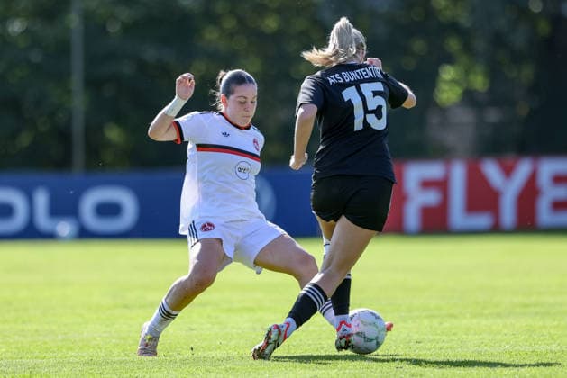 From left: Jonna Brengel (1 FC Nürnberg, 10) and Paula Rößeling (ATS Buntentor, 15) in a one-on-one battle, duel, dynamic moment, action, game scene, DFB REGULATIONS PROHIBIT ANY USE OF PHOTOGRAPHS AS SEQUENCE IMAGES AND OR VIDEO-LIKE PHOTO SERIES DFB REGULATIONS PROHIBIT ANY USE OF PHOTOGRAPHS AS IMAGE SEQU, September 27, 2026, Bremen, Germany, Soccer, DFB Women’s Cup, ATS Buntentor 1 FC Nürnberg xobx