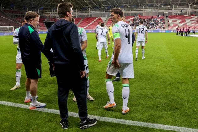 UEFA Nations League Group Stage, Nagyerdei Stadion, Debrecen, Hungary 27 9 2026 Israel vs Republic of Ireland Ireland s Dara O Shea speaks with Communications manager Kieran Crowley ahead of the match Dara O Shea speaks with Kieran Crowley ahead of the match 27 9 2026  Copyright: xx RB3_7208