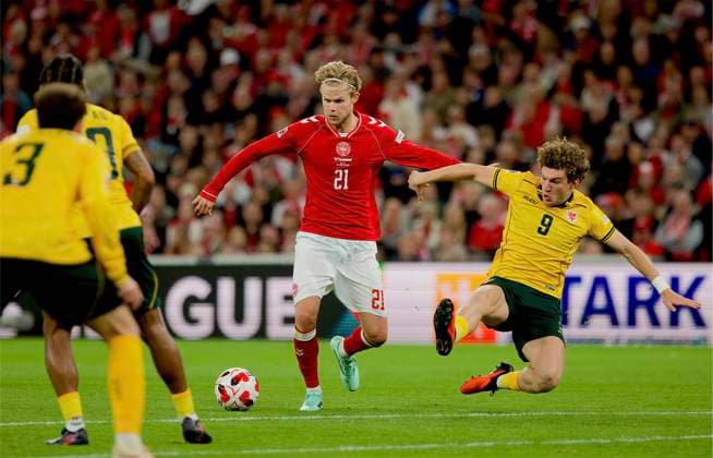 RECORD DATE NOT STATED Football - UEFA Nations League - Group A4 - Denmark v Wales COPENHAGEN, DENMARK - Sunday, September 27, 2026: Denmark s Morten Hjulmand is challenged by Wales Lewis Koumas (R) during the UEFA Nations League Group A4 Matchday 2 match between Denmark and Wales at the Parken Stadium. Denmark won 2-0. (Photo by Amanda McMaster Propaganda) COPENHAGEN Parken Stadium COPENHAGEN DENMARK  Copyright: xAmandaxMcMasterx 2026-09-27-Denmark_v_Wales-063