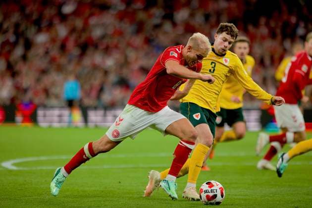RECORD DATE NOT STATED Football - UEFA Nations League - Group A4 - Denmark v Wales COPENHAGEN, DENMARK - Sunday, September 27, 2026: Denmark s Gustav Isaksen is challenged by Wales Neco Williams (R) during the UEFA Nations League Group A4 Matchday 2 match between Denmark and Wales at the Parken Stadium. Denmark won 2-0. (Photo by Amanda McMaster Propaganda) COPENHAGEN Parken Stadium COPENHAGEN DENMARK  Copyright: xAmandaxMcMasterx 2026-09-27-Denmark_v_Wales-064