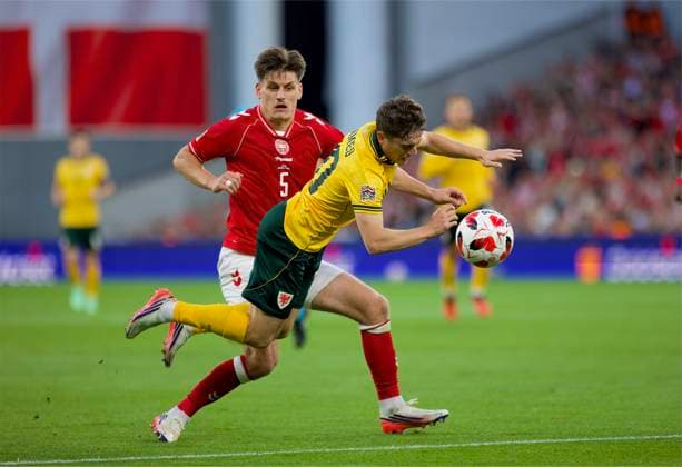 RECORD DATE NOT STATED Football - UEFA Nations League - Group A4 - Denmark v Wales COPENHAGEN, DENMARK - Sunday, September 27, 2026: Wales Daniel James is challenged by Denmark s Joakim Maehle during the UEFA Nations League Group A4 Matchday 2 match between Denmark and Wales at the Parken Stadium. Denmark won 2-0. (Photo by Amanda McMaster Propaganda) COPENHAGEN Parken Stadium COPENHAGEN DENMARK  Copyright: xAmandaxMcMasterx 2026-09-27-Denmark_v_Wales-076