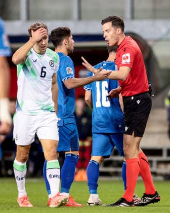 UEFA Nations League Group Stage, Nagyerdei Stadion, Debrecen, Hungary 27 9 2026 Israel vs Republic of Ireland Referee Harm Osmers speaks with Israel s Gabi Kanichowsky Harm Osmers speaks with Gabi Kanichowsky 27 9 2026  Copyright: xx 0NIK3689