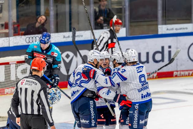 Ingolstadt, Germany, September 27, 2026 PENNY DEL 2026–2027, Game 4: ERC Ingolstadt vs. Adler Mannheim. Pictured in the crowd: goal scorer Matthias Plachta of MERC celebrates after scoring the 2–2 goal at Saturn Arena in Bavaria. Copyright: xFotostandx xSchäferx