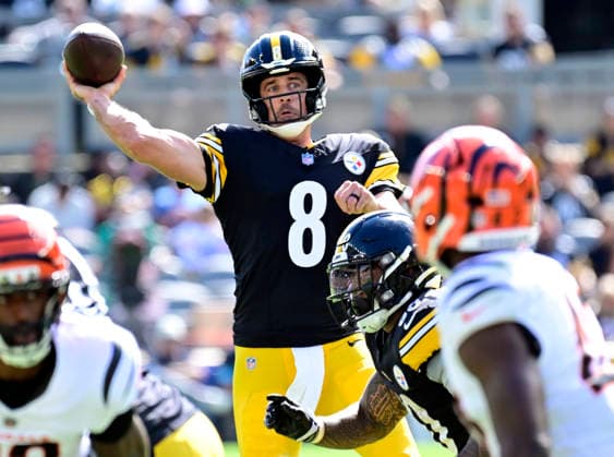 Pittsburgh Steelers quarterback Aaron Rodgers (8) throws for a touchdown in the first quarter against the Cincinnati Bengals at Acrisure Stadium on Sunday, Sept. 27, 2026 in Pittsburgh.  PIT2026092701 ARCHIExCARPENTER