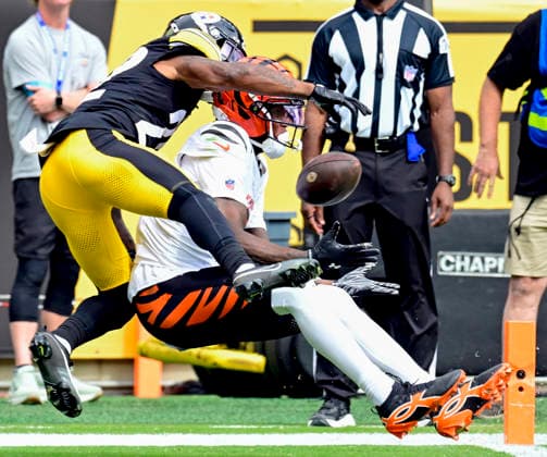 Cincinnati Bengals wide receiver Tee Higgins (5) makes a 28 yard reception for a touchdown with Pittsburgh Steelers cornerback Asante Samuel Jr. (22) in coverage during the second quarter bat Acrisure Stadium on Sunday, Sept. 27, 2026 in Pittsburgh.  PIT2026092710 ARCHIExCARPENTER
