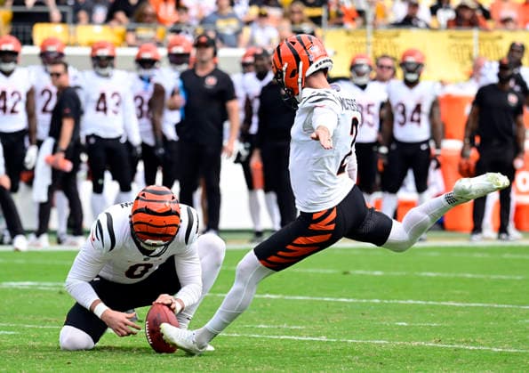 Cincinnati Bengals place kicker Evan McPherson (2) kicks the extra point to end the half and tie the score against the Pittsburgh Steelers at Acrisure Stadium on Sunday, Sept. 27, 2026 in Pittsburgh.  PIT2026092711 ARCHIExCARPENTER