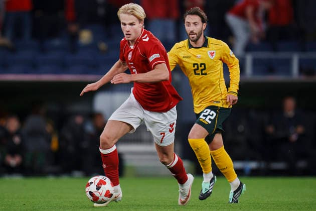 Nations League: Denmark vs. Wales—Denmark s Victor Froholdt and Wales Joshua Sheehan during the Nations League match between Denmark and Wales at Parken on Sunday, September 27, 2026. Photo by Liselotte Sabroe, Ritzau Scanpix, Copenhagen, Denmark  Copyright: Ritzau Scanpix LiselottexSabroex spdk20260927-212948-L