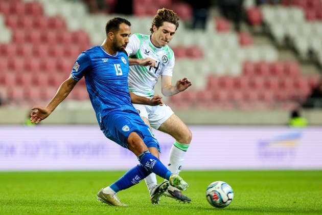 UEFA Nations League Group Stage, Nagyerdei Stadion, Debrecen, Hungary 27 9 2026 Israel vs Republic of Ireland Israel s Eliel Peretz is pressured by Ireland s Conor Coventry Eliel Peretz is pressured by Conor Coventry 27 9 2026  Copyright: xx RB1_7593