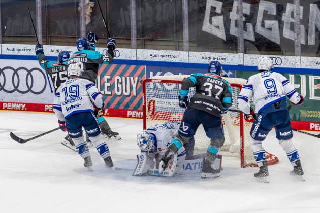 Ingolstadt, Germany, September 27, 2026 PENNY DEL 2026–2027, Game 4: ERC Ingolstadt vs. Adler Mannheim. Pictured, second from left: Goal scorer Peter Abbandonato of ERC Ingolstadt celebrates his goal—making the score 3–2—with his teammates at Saturn Arena in Bavaria. Copyright: xFotostandx xSchäferx