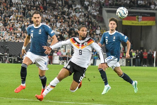 From left: Ntinos Mavropanos (Greece 4) and Kevin Schade (Germany 9) battling for the ball. Giorgos Vagiannidis (Greece 2). September 27, 2026 ¢ Soccer ¢ Nations League ¢ Germany vs. Greece, WWK Arena, Augsburg, Baden-Württemberg, Germany Copyright: xpepphotox xHorstxMauelshagenx pep00321, pep_20260927_hm