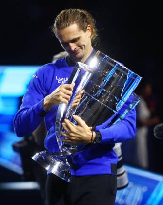 2026 Laver Cup, day three, O2 Arena, London,27 09 2026 Alexander Zverev (GER) with the Laver Cup Trophy following Team Europe™s 13-5 win over Team World at the O2 Arena, London London O2 Arena London GBR, UK NEWSPAPERS OUT Copyright: xMarkxGreenwoodx