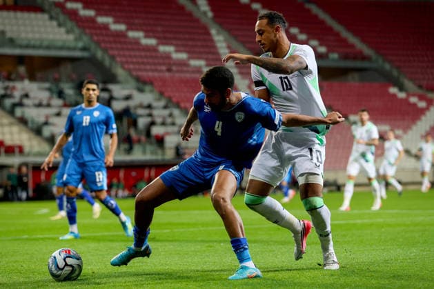 UEFA Nations League Group Stage, Nagyerdei Stadion, Debrecen, Hungary 27 9 2026 Israel vs Republic of Ireland Ireland s Dara O Shea with Israel™s Raz Shlomo Dara O Shea with Raz Shlomo 27 9 2026  Copyright: xx RB2_1053