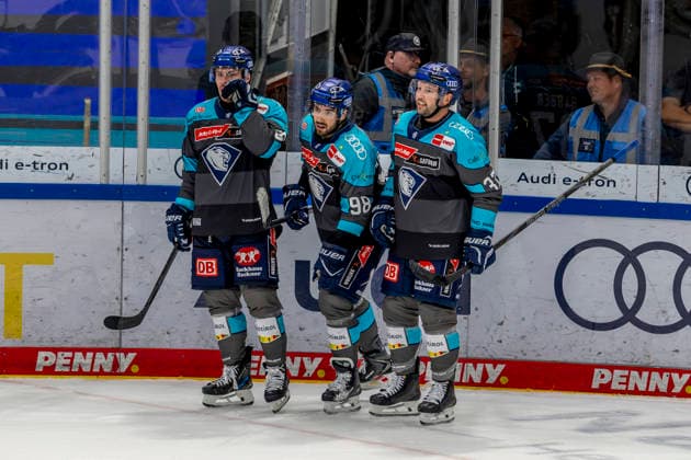 Ingolstadt, Germany, September 27, 2026 PENNY DEL 2026–2027, Game 4: ERC Ingolstadt vs. Adler Mannheim. Pictured, second from left: Goal scorer Peter Abbandonato (ERC Ingolstadt) celebrates his goal to make it 3–2 alongside Riley Barber (ERC Ingolstadt) and Alex Breton (ERC Ingolstadt). Saturn Arena Bavaria Copyright: xFotostandx xSchäferx