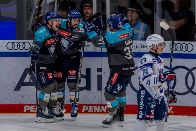 Ingolstadt, Germany, September 27, 2026 PENNY DEL 2026–2027, Game 4: ERC Ingolstadt vs. Adler Mannheim. Pictured, second from left: Goal scorer Peter Abbandonato (ERC Ingolstadt) celebrates his goal to make it 3–2 with Riley Barber (ERC Ingolstadt) and Alex Breton (ERC Ingolstadt). Saturn Arena Bavaria Copyright: xFotostandx xSchäferx