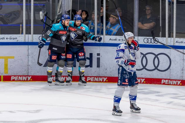 Ingolstadt, Germany, September 27, 2026 PENNY DEL 2026–2027 Game 4: ERC Ingolstadt vs. Adler Mannheim Pictured, second from left: Goal scorer Peter Abbandonato of ERC Ingolstadt celebrates his goal to make it 3–2 with Alex Breton of ERC Ingolstadt at Saturn Arena in Bavaria Copyright: xFotostandx xSchäferx