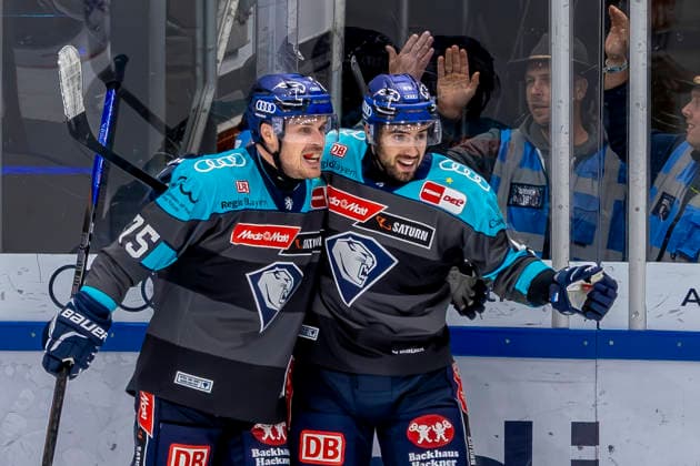 Ingolstadt, Germany, September 27, 2026 PENNY DEL 2026–2027 Game 4: ERC Ingolstadt vs. Adler Mannheim Pictured, second from left: Goal scorer Peter Abbandonato of ERC Ingolstadt celebrates his goal to make it 3–2 with Alex Breton of ERC Ingolstadt at Saturn Arena in Bavaria Copyright: xFotostandx xSchäferx