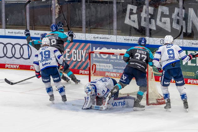 Ingolstadt, Germany, September 27, 2026 PENNY DEL 2026–2027, Game 4: ERC Ingolstadt vs. Adler Mannheim. Pictured, second from left: ERC Ingolstadt goal scorer Peter Abbandonato celebrates his goal—making the score 3–2—with his teammates at Saturn Arena in Bavaria. Copyright: xFotostandx xSchäferx
