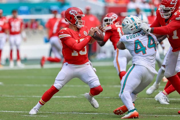 MIAMI GARDENS, FL - SEPTEMBER 27: Kansas City Chiefs quarterback Patrick Mahomes (15) prepares to throw a pass during a NFL, American Football Herren, USA game between the Kansas City Chiefs and the Miami Dolphins, on Sunday September 27, 2026, at Hard Rock Stadium in Miami Gardens, FL.(Photo by Chris Arjoon Icon Sportswire). NFL: SEP 27 Chiefs at Dolphins EDITORIAL USE ONLY Icon2609270000022
