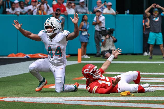 MIAMI GARDENS, FL - SEPTEMBER 27: Miami Dolphins linebacker Chop Robinson (44) and Kansas City Chiefs quarterback Patrick Mahomes (15) react to a yellow flag thrown during a NFL, American Football Herren, USA game between the Kansas City Chiefs and the Miami Dolphins, on Sunday September 27, 2026, at Hard Rock Stadium in Miami Gardens, FL.(Photo by Chris Arjoon Icon Sportswire). NFL: SEP 27 Chiefs at Dolphins EDITORIAL USE ONLY Icon2609270000024