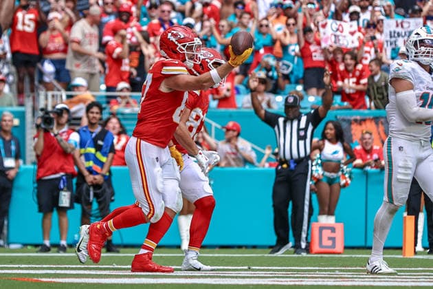 MIAMI GARDENS, FL - SEPTEMBER 27: Kansas City Chiefs tight end Travis Kelce (87) celebrates a touchdown scored during a NFL, American Football Herren, USA game between the Kansas City Chiefs and the Miami Dolphins, on Sunday September 27, 2026, at Hard Rock Stadium in Miami Gardens, FL.(Photo by Chris Arjoon Icon Sportswire). NFL: SEP 27 Chiefs at Dolphins EDITORIAL USE ONLY Icon2609270000029