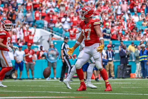 MIAMI GARDENS, FL - SEPTEMBER 27: Kansas City Chiefs tight end Travis Kelce (87) celebrates a touchdown scored during a NFL, American Football Herren, USA game between the Kansas City Chiefs and the Miami Dolphins, on Sunday September 27, 2026, at Hard Rock Stadium in Miami Gardens, FL.(Photo by Chris Arjoon Icon Sportswire). NFL: SEP 27 Chiefs at Dolphins EDITORIAL USE ONLY Icon2609270000030