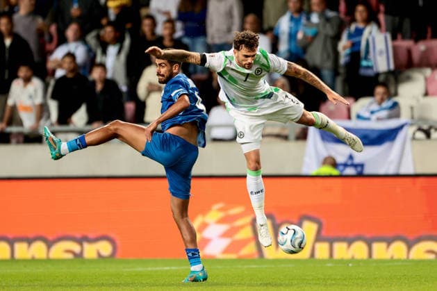 UEFA Nations League Group Stage, Nagyerdei Stadion, Debrecen, Hungary 27 9 2026 Israel vs Republic of Ireland Ireland s Troy Parrott with Israel s Raz Shlomo Troy Parrott with Raz Shlomo 27 9 2026  Copyright: xx 0NIK4200