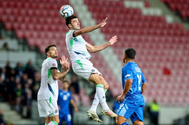 UEFA Nations League Group Stage, Nagyerdei Stadion, Debrecen, Hungary 27 9 2026 Israel vs Republic of Ireland Ireland s Tom Cannon heads the ball Tom Cannon heads the ball 27 9 2026  Copyright: xx RB1_0298