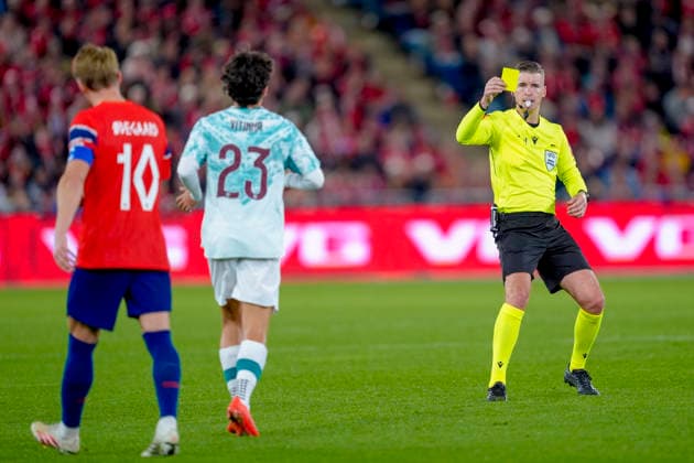 Soccer, Nations League: Norway vs. Portugal, Nations League Oslo 20260927 Head Referee Francois Letexier shows a yellow card to Portugal’s Vitinha during the international soccer match between Norway and Portugal in the Nations League. Photo: Lise Aserud, NTB, Oslo, Norway. EDITORIAL USE ONLY. RESTRICTED USE FOR BETTING COMPANIES  Copyright: xLisexAserudx xNTBx