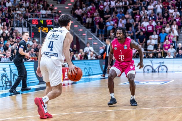 John Michael Wright, Telekom Baskets Bonn, No. 1 vs. Vuk Radojicic, SYNTAINICS MBC, No. 4; Telekom Baskets Bonn vs. SYNTAINICS MBC, Basketball, easy Credit BBL, Matchday 3, 2026–2027, September 27, 2026 Telekom Baskets Bonn vs. SYNTAINICS MBC, Basketball, easyCredit BBL, Matchday 3, 2026–2027, September 27, 2026 Bonn Copyright: xEibner-Pressefoto GerhardxWingenderx EP_GWR