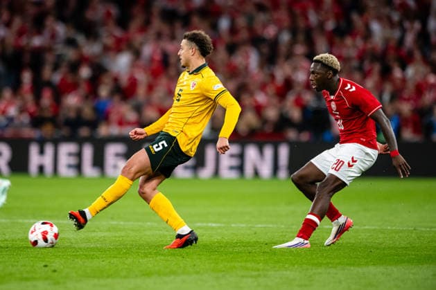 Denmark v Wales, UEFA Nations League, Copenhagen, Denmark Copenhagen, Denmark. 27th, September 2026. Ethan Ampadu (5) of Wales and Mohamed Daramy (20) of Denmark seen during the UEFA Nations League match between Denmark and Wales at Parken in Copenhagen. Denmark, Copenhagen, Parken  Copyright: xGonzalesxPhoto TobiasxJorgensenx