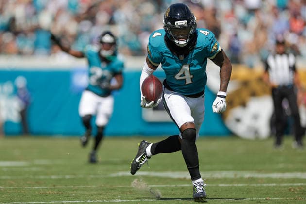 JACKSONVILLE, FL - SEPTEMBER 27: Jarrian Jones 4 of the Jacksonville Jaguars returns an interception during the game between the Jacksonville Jaguars and the New England Patriots on September 27, 2026 at EverBank Stadium in Jacksonville, Fl. (Photo by David Rosenblum Icon Sportswire) NFL, American Football Herren, USA SEP 27 Patriots at Jaguars EDITORIAL USE ONLY Icon260927007551
