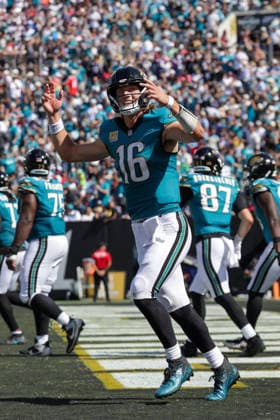 JACKSONVILLE, FL - SEPTEMBER 27: Trevor Lawrence 16 of the Jacksonville Jaguars reacts after a touchdown during the game between the Jacksonville Jaguars and the New England Patriots on September 27, 2026 at EverBank Stadium in Jacksonville, Fl. (Photo by David Rosenblum Icon Sportswire) NFL, American Football Herren, USA SEP 27 Patriots at Jaguars EDITORIAL USE ONLY Icon260927007266
