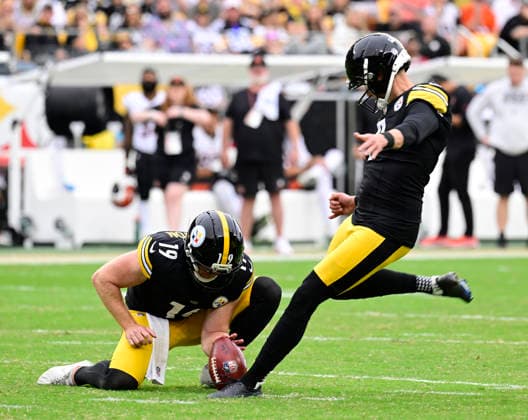 Pittsburgh Steelers place kicker Chris Boswell (9) kicks a 33 yard field goal in the fourth quarter giving the Pittsburgh Steelers the 30-27 win against the Cincinnati Bengals at Acrisure Stadium on Sunday, Sept. 27, 2026 in Pittsburgh.  PIT2026092718 ARCHIExCARPENTER