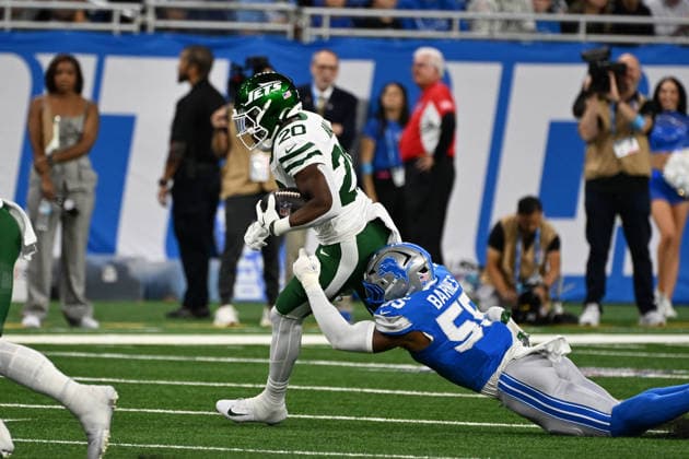 DETROIT, MI - SEPTEMBER 27: New York Jets running back Breece Hall (20) is brought down by Detroit Lions linebacker Derrick Barnes (55) after a short gain during the Detroit Lions versus New York Jets game on Sunday September 27, 2026 at Ford Field in Detroit, MI. (Photo by Steven King Icon Sportswire) NFL, American Football Herren, USA SEP 27 Jets at Lions EDITORIAL USE ONLY Icon2582026092700020