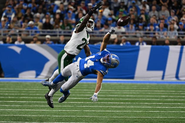 DETROIT, MI - SEPTEMBER 27: New York Jets cornerback Brandon Stephens (21) tips a pass away from Detroit Lions wide receiver Amon-Ra St. Brown (14) during the Detroit Lions versus New York Jets game on Sunday September 27, 2026 at Ford Field in Detroit, MI. (Photo by Steven King Icon Sportswire) NFL, American Football Herren, USA SEP 27 Jets at Lions EDITORIAL USE ONLY Icon2582026092700169