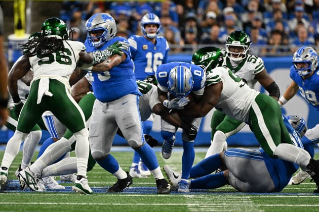DETROIT, MI - SEPTEMBER 27: Detroit Lions running back Jahmyr Gibbs (0) puts his head down into the line for a couple of yards during the Detroit Lions versus New York Jets game on Sunday September 27, 2026 at Ford Field in Detroit, MI. (Photo by Steven King Icon Sportswire) NFL, American Football Herren, USA SEP 27 Jets at Lions EDITORIAL USE ONLY Icon2582026092700180