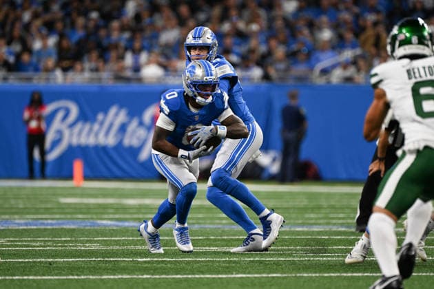 DETROIT, MI - SEPTEMBER 27: Detroit Lions running back Jahmyr Gibbs (0) takes a handoff during the Detroit Lions versus New York Jets game on Sunday September 27, 2026 at Ford Field in Detroit, MI. (Photo by Steven King Icon Sportswire) NFL, American Football Herren, USA SEP 27 Jets at Lions EDITORIAL USE ONLY Icon2582026092700292