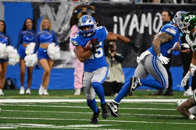 DETROIT, MI - SEPTEMBER 27: Detroit Lions running back Jacob Saylors (25) returns a kick during the Detroit Lions versus New York Jets game on Sunday September 27, 2026 at Ford Field in Detroit, MI. (Photo by Steven King Icon Sportswire) NFL, American Football Herren, USA SEP 27 Jets at Lions EDITORIAL USE ONLY Icon2582026092701527