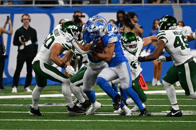 DETROIT, MI - SEPTEMBER 27: Detroit Lions running back Jacob Saylors (25) returns a kick during the Detroit Lions versus New York Jets game on Sunday September 27, 2026 at Ford Field in Detroit, MI. (Photo by Steven King Icon Sportswire) NFL, American Football Herren, USA SEP 27 Jets at Lions EDITORIAL USE ONLY Icon2582026092701528