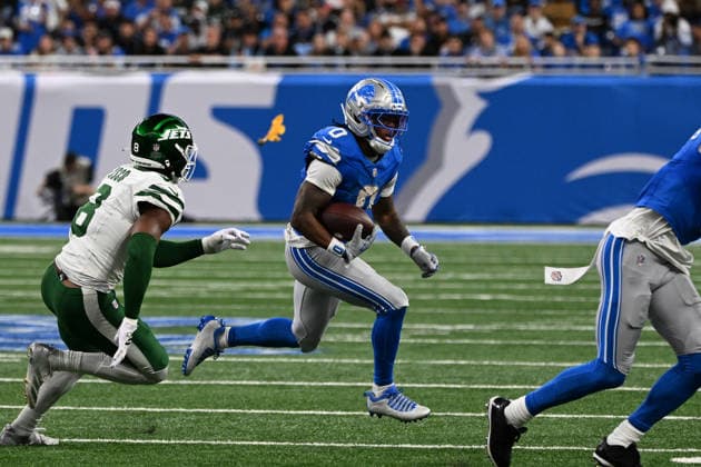 DETROIT, MI - SEPTEMBER 27: Detroit Lions running back Jahmyr Gibbs (0) runs wide as a penalty flag is thrown during the Detroit Lions versus New York Jets game on Sunday September 27, 2026 at Ford Field in Detroit, MI. (Photo by Steven King Icon Sportswire) NFL, American Football Herren, USA SEP 27 Jets at Lions EDITORIAL USE ONLY Icon2582026092701565