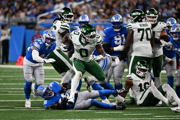 DETROIT, MI - SEPTEMBER 27: New York Jets running back Braelon Allen (0) jumps over the line during the Detroit Lions versus New York Jets game on Sunday September 27, 2026 at Ford Field in Detroit, MI. (Photo by Steven King Icon Sportswire) NFL, American Football Herren, USA SEP 27 Jets at Lions EDITORIAL USE ONLY Icon2582026092701766