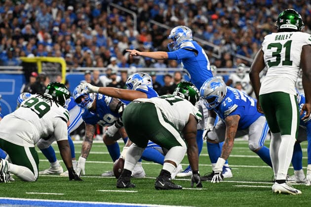 DETROIT, MI - SEPTEMBER 27: Detroit Lions quarterback Jared Goff (16) and Detroit Lions guard Juice Scruggs (70) call signals and blocking during the Detroit Lions versus New York Jets game on Sunday September 27, 2026 at Ford Field in Detroit, MI. (Photo by Steven King Icon Sportswire) NFL, American Football Herren, USA SEP 27 Jets at Lions EDITORIAL USE ONLY Icon2582026092701976