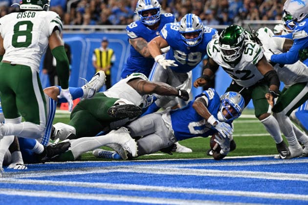 DETROIT, MI - SEPTEMBER 27: Detroit Lions running back Jahmyr Gibbs (0) dives in for a touchdown during the Detroit Lions versus New York Jets game on Sunday September 27, 2026 at Ford Field in Detroit, MI. (Photo by Steven King Icon Sportswire) NFL, American Football Herren, USA SEP 27 Jets at Lions EDITORIAL USE ONLY Icon2582026092701995