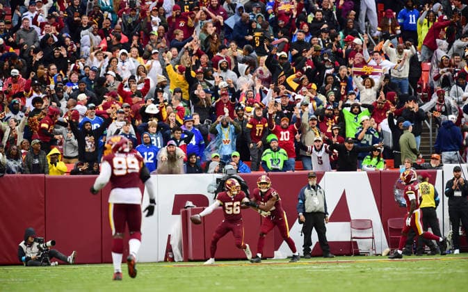 LANDOVER, MD - SEPTEMBER 27: Washington linebacker Kain Medrano (56) celebrates with Commanders fans after his fourth quarter pick-six interception return for a touchdown during the Seattle Seahawks versus Washington Commanders National Football League game at Northwest Stadium on September 27, 2026 in Landover, MD. (Photo by Randy Litzinger Icon Sportswire) NFL, American Football Herren, USA SEP 27 Seahawks at Commanders EDITORIAL USE ONLY Icon9662609271150