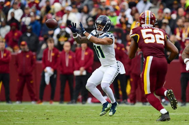 LANDOVER, MD - SEPTEMBER 27: Seahawks wide receiver Jaxon Smith-Njigba (11) catches a short pass before throwing a throwback double pass during the Seattle Seahawks versus Washington Commanders National Football League game at Northwest Stadium on September 27, 2026 in Landover, MD. (Photo by Randy Litzinger Icon Sportswire) NFL, American Football Herren, USA SEP 27 Seahawks at Commanders EDITORIAL USE ONLY Icon9662609270874